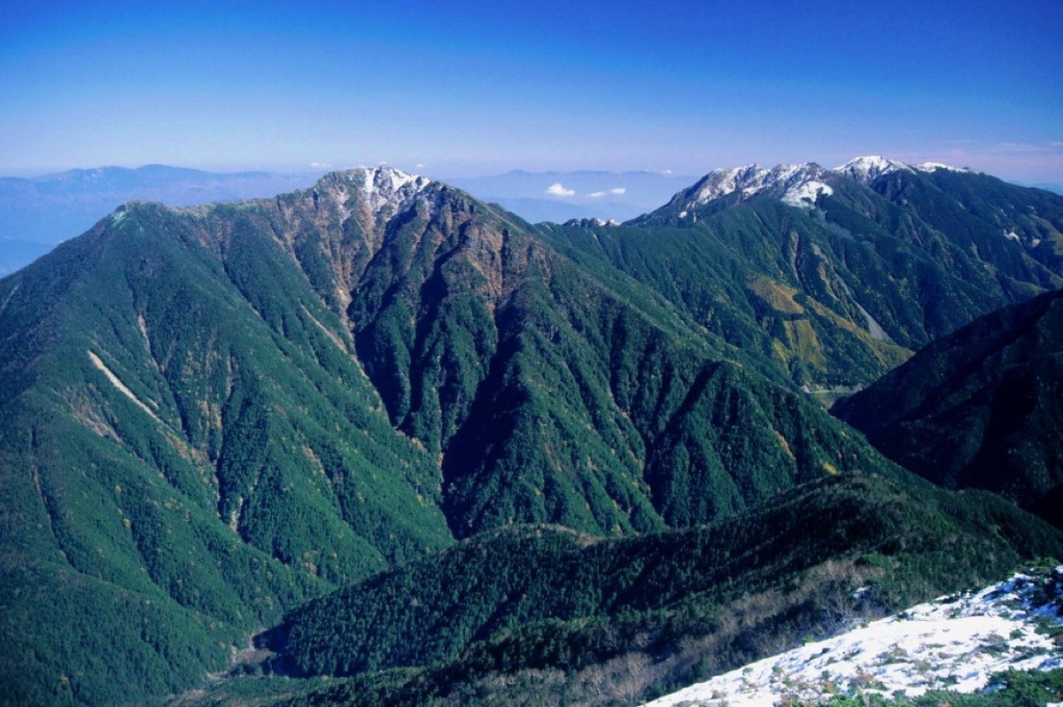 Mount Kurisawa, Mount Asayo and the Hōō peaks seen from Mount Senjō