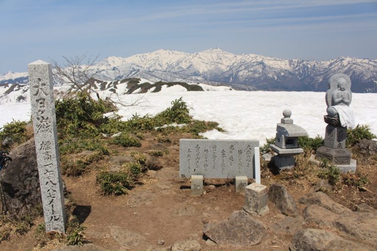 Summit of Mt. Dainichi with the Hakusan range