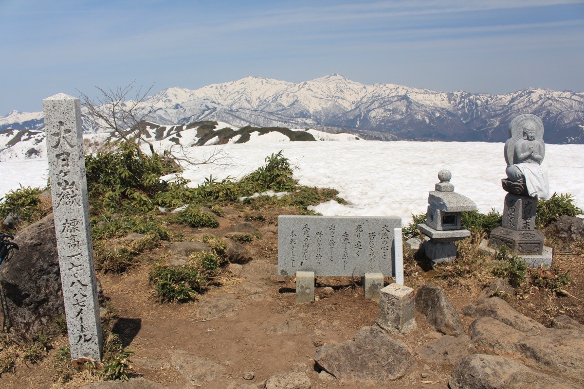Summit of Mt. Dainichi with the Hakusan range