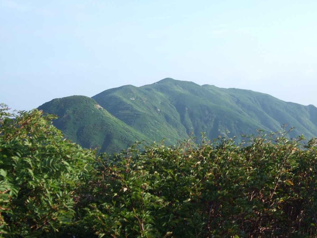 The ridge of Mt. Eburisashi and Mt. Hokotate seen from the Oishiyama junction