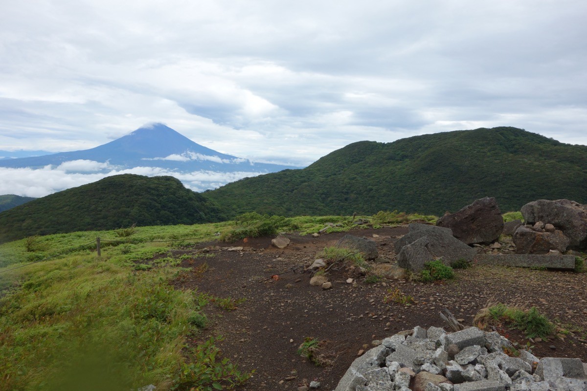 Mt. Kamiyama and Mt. Fuji seen from Mt. Komagatake