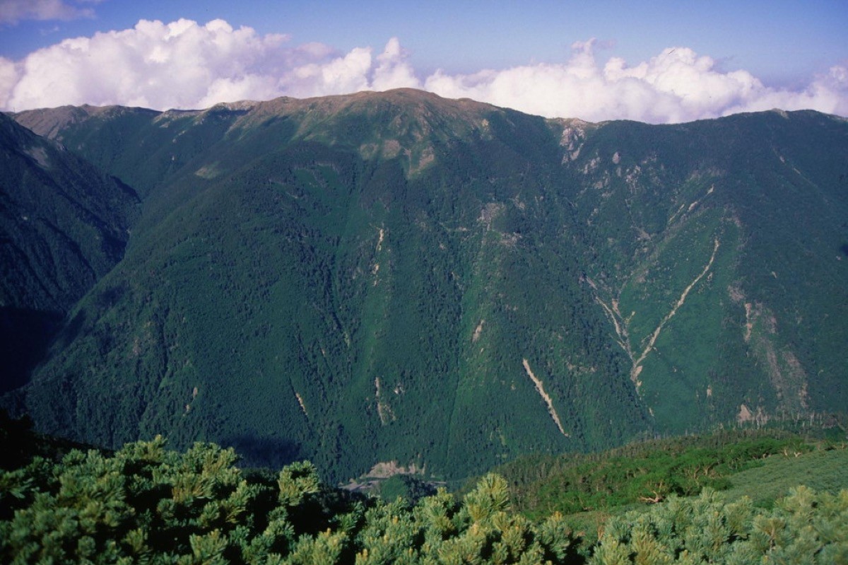 Mt. Shirogouchi and Mt. Sasayama (Kurokouchidake) seen from Mt. Koumori