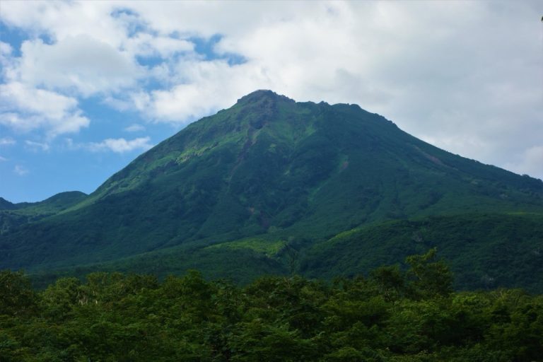 The lava-dome form of Niigata-Yakeyama from an observation deck