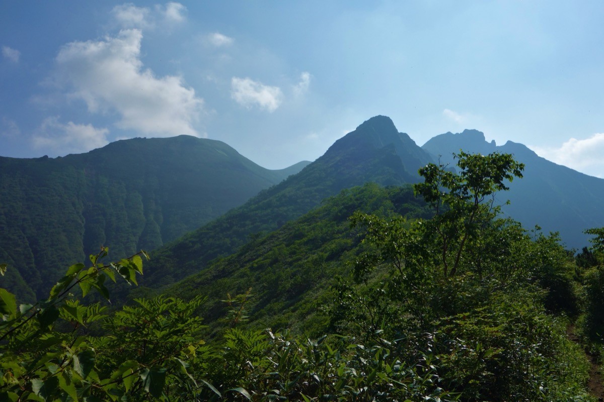 Mt. Niseikaushuppe and the rock spire Oyari seen from the trail