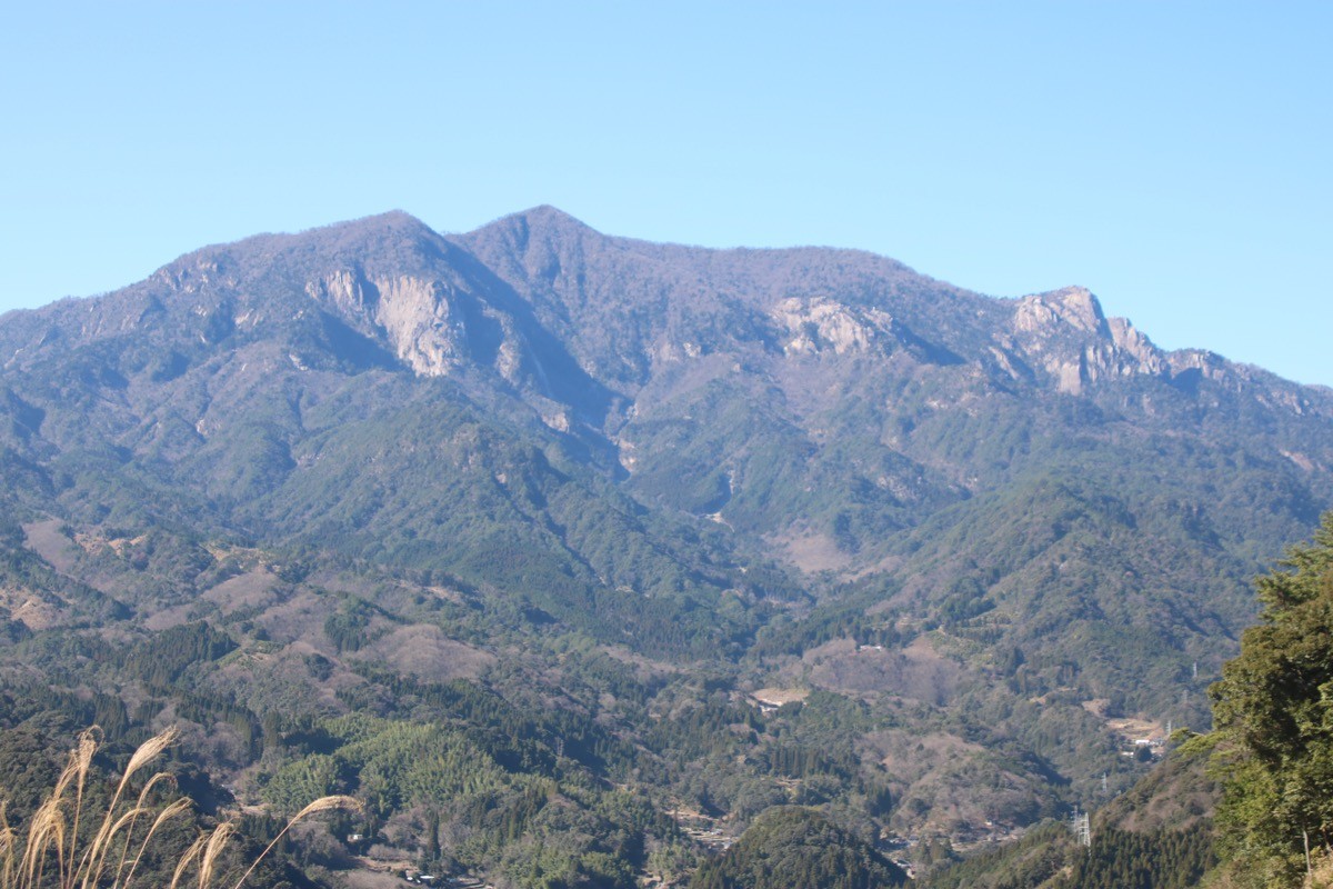 Mt. Okue seen from above the Hori River hamlet