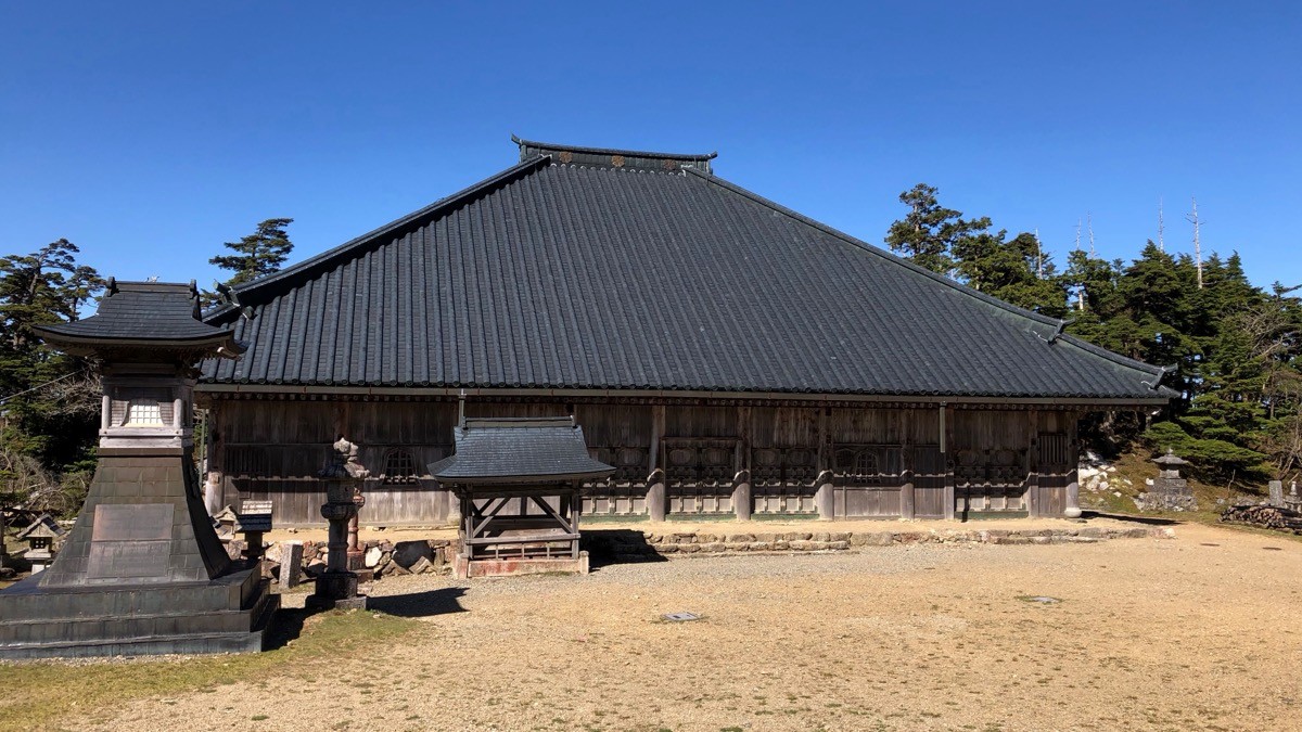The main hall of Ōminesan-ji on Mt. Sanjōgatake
